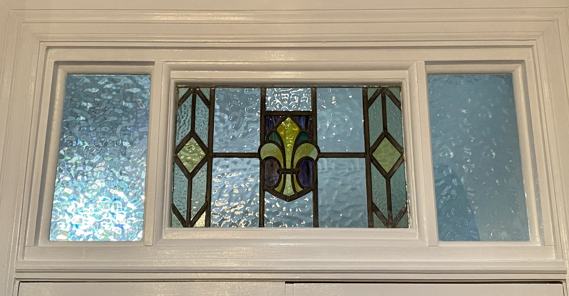 Bathroom tub window with SX-1259 Wavy Glass Film diamond lattice decorative film